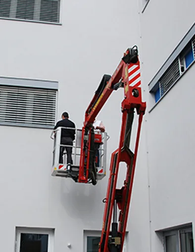 Kontrolle einer Fassade von der Hubarbeitsbühne aus