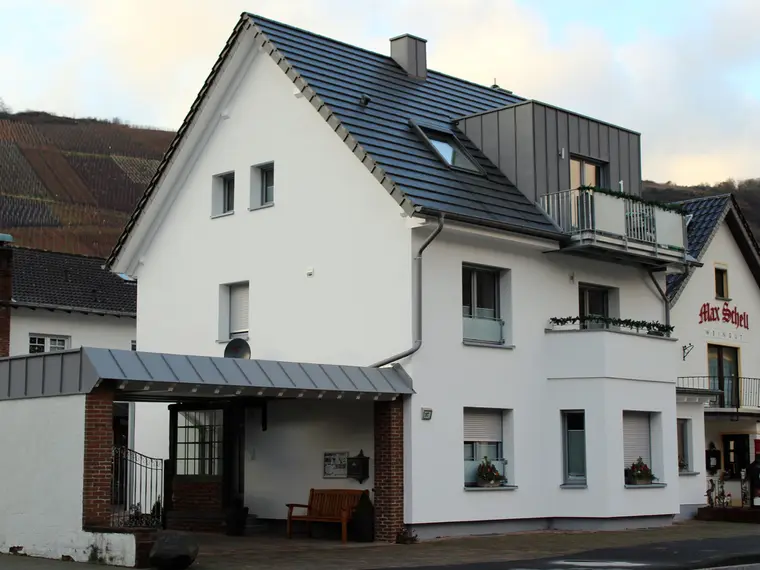 Historisches Wohn- und Gasthaus vor den Weinbergen des Ahrtals
