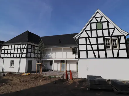 Hofansicht des Fachwerk-Ensembles mit Balkon und Giebelhaus