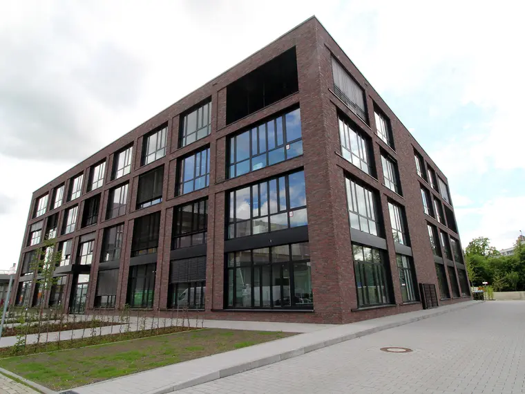Gewerbebau mit Klinkerfassade und Glasfront