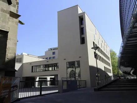 Neubau im historischen Umfeld an einer Kirche